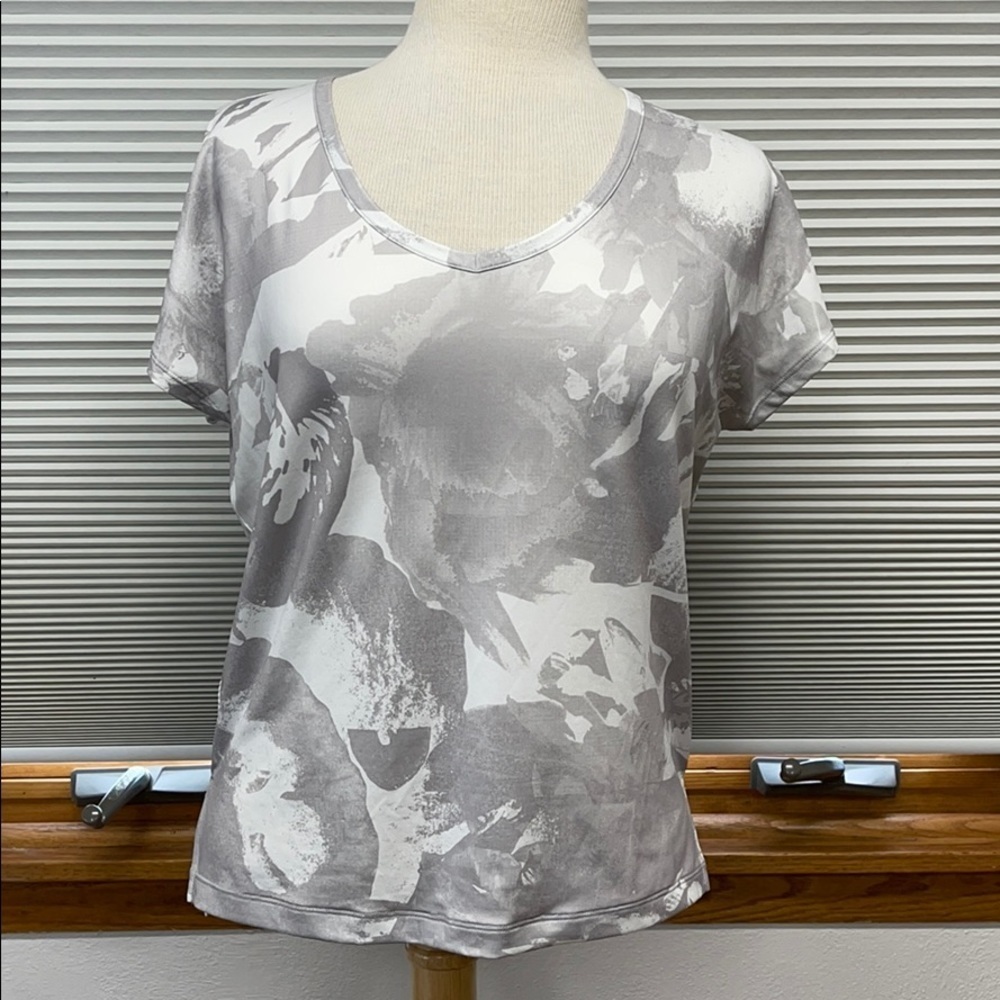 Lucy Gray and White Floral Activewear Hi-low T-shirt Size XS